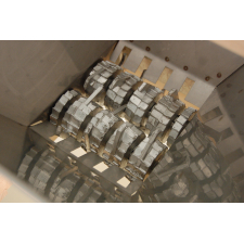 Cutting blades and rollers of an apple scratter.