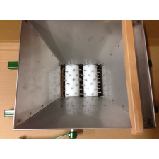 Top down view of crushing rollers in fruit scratter.