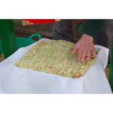 Adding pomace for pressing
